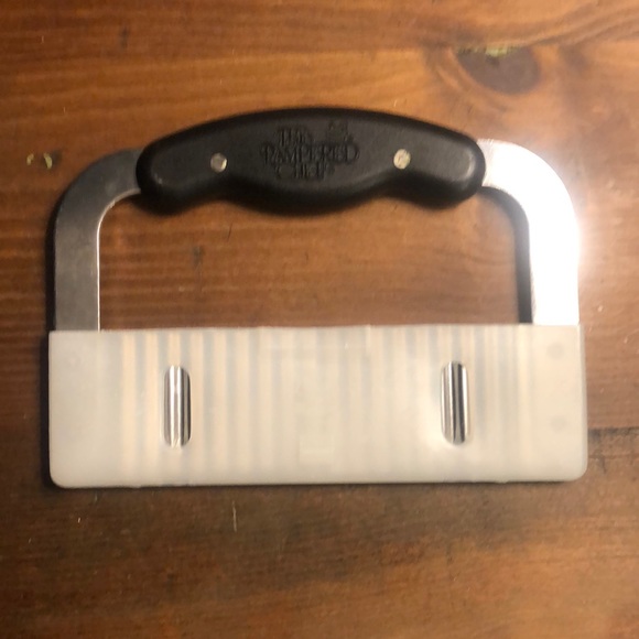 PAMPERED CHEF Crinkle Cut Garnisher Stainless Steel with Blade Cover - Picture 1 of 2